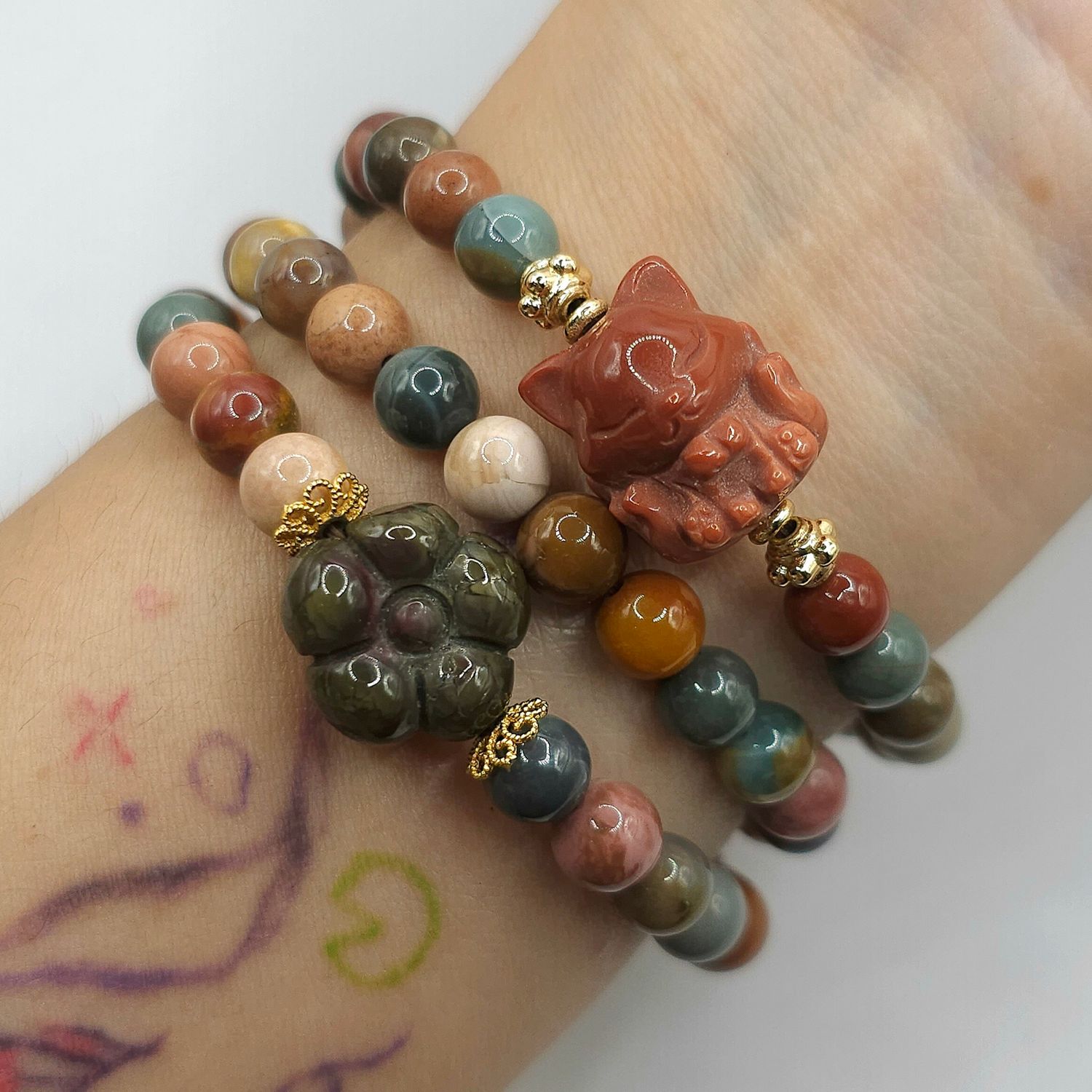 Natural 3 Lap Alashan Agate with 9 Tail Fox