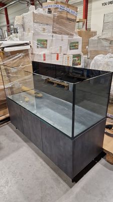 Design! Rimless aquarium + meubel 130x50x45 cm in 12 mm + meubel Leisteen afwerking 55 cm hoogte met 3 deuren, achterwand zwart. Voorzien van 5 design poten