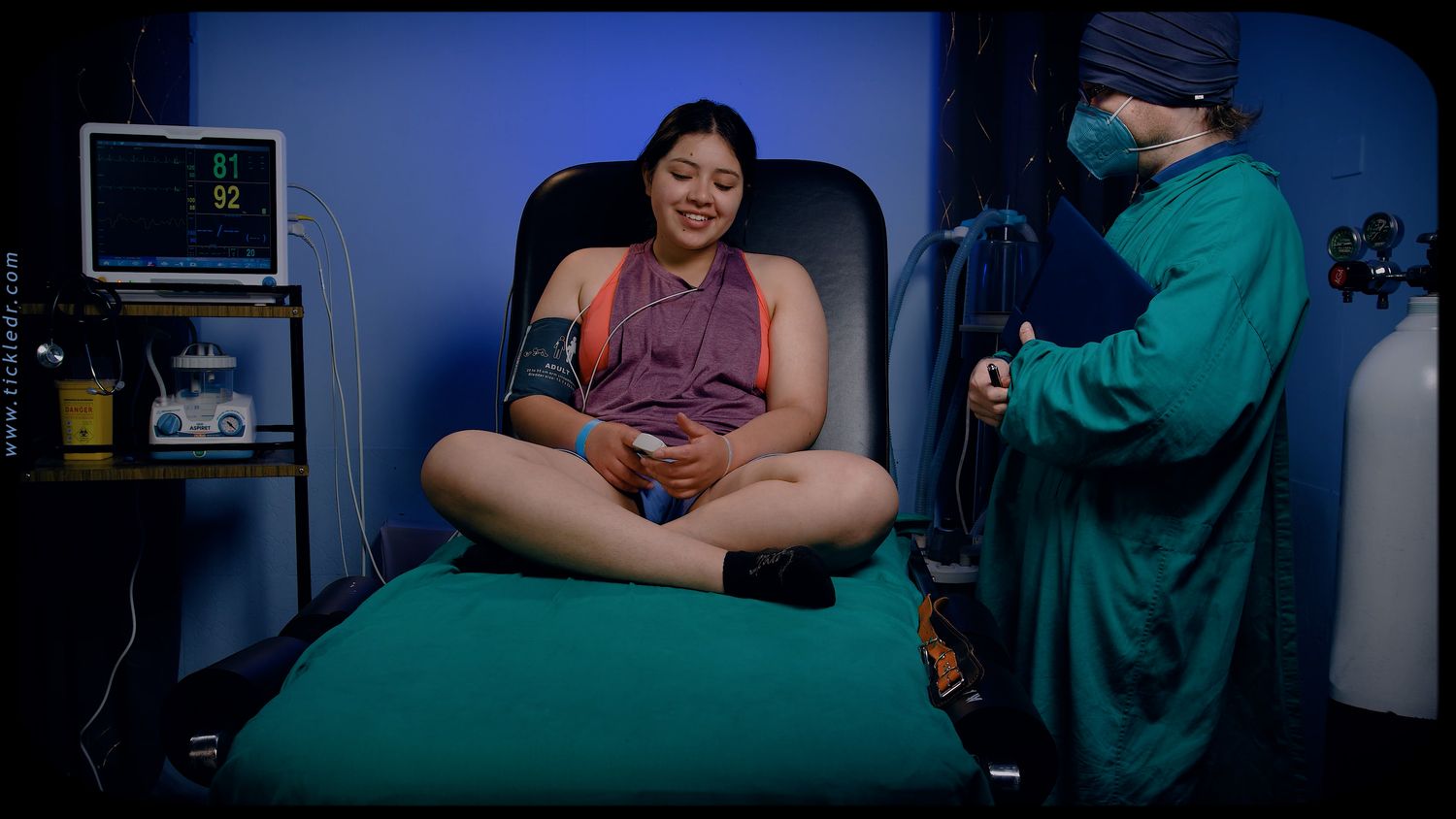 Aitana thinks she isn't ticklish, but in all her life she wasn't tickled on her feet and on her legs; Part 1