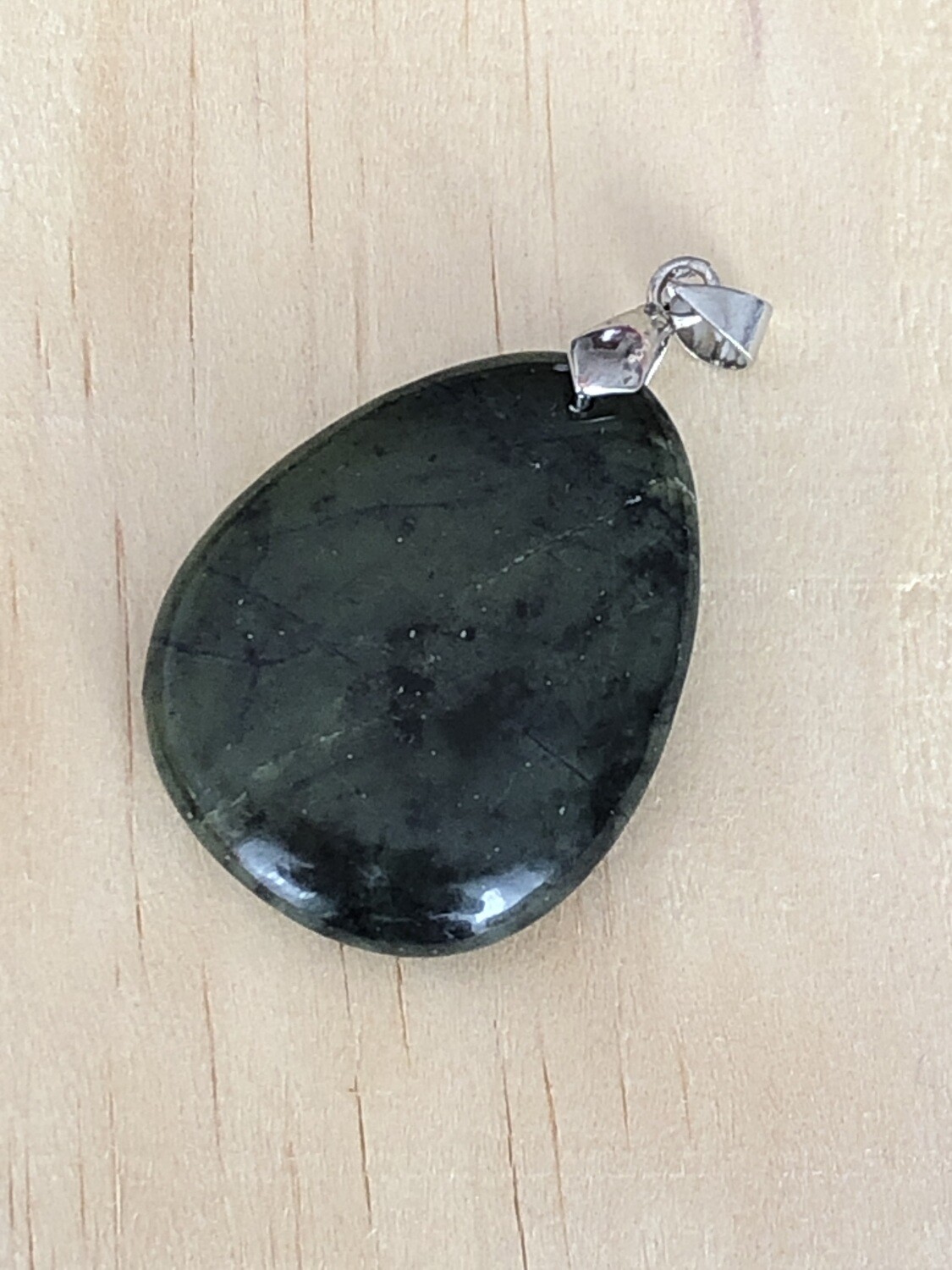 Pendentif de jade néphrite