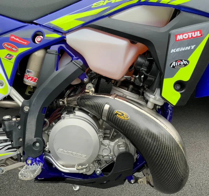 P3 Carbon MAXCoverage Pipe Guard FMF Gnarly / Fatty: Sherco SE250/300 2023 - 2024 | SC250/300 2023 - 2024