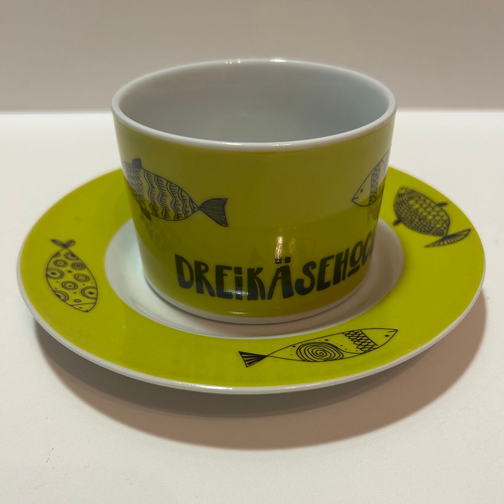 "Dreikäsehoch", (2-tlg. Set aus Ober- und Untertasse)