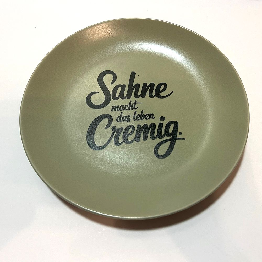 "Sahne macht das Leben cremig", (Teller)