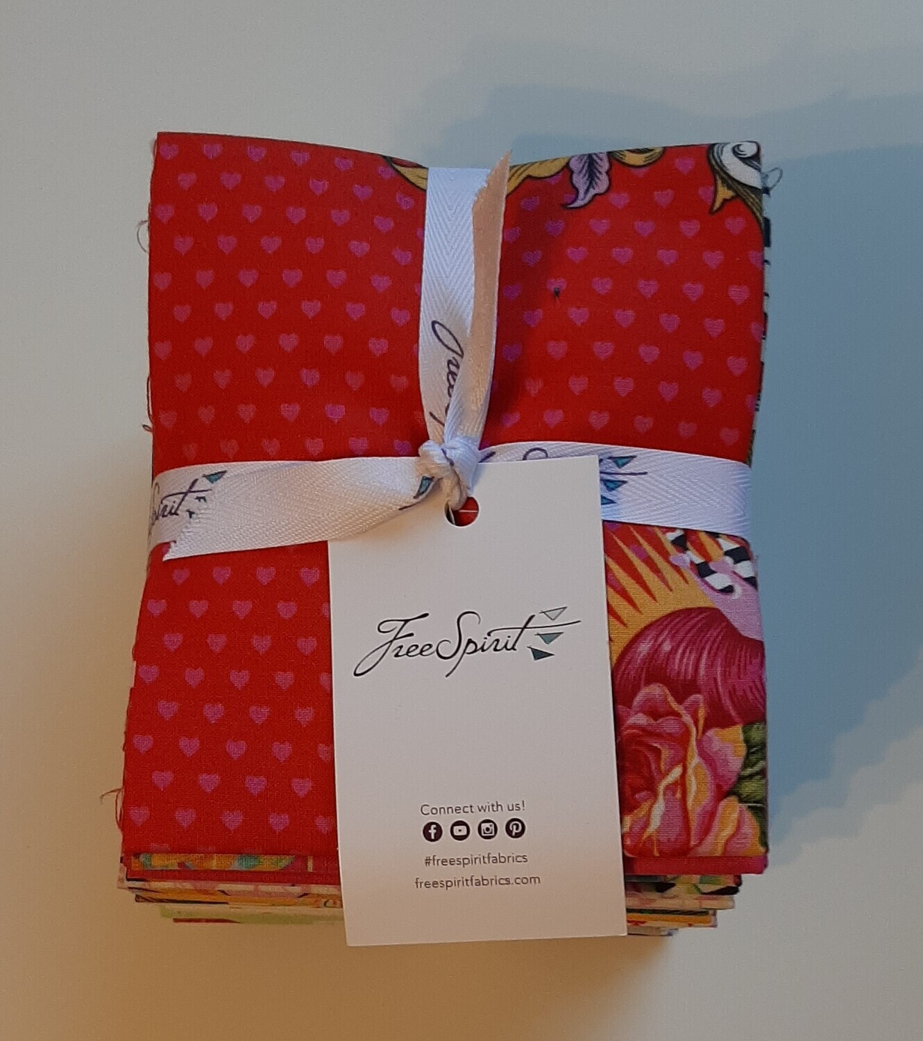Tula Pink Curiouser and Curiouser Fat Quarter Bundle (25 Stoffstücke)