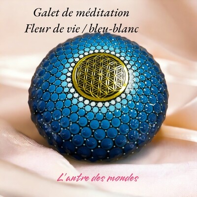 galet de méditation mandala bleu et blanc - fleur de vie