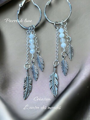boucles d'oreilles créoles pierre de lune et plumes boucles d'oreilles créoles pierre de lune et plumes