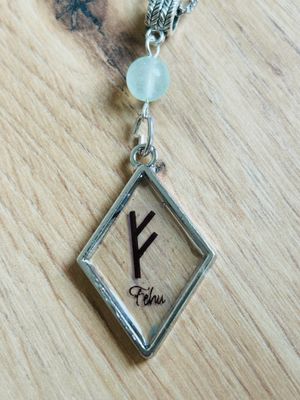 Pendentif rune fehu -Richesse, vie, prospérité, productivité Pendentif rune fehu -Richesse, vie, prospérité, productivité