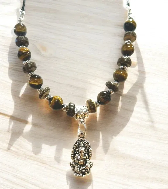 Collier œil de tigre, bois et ganesh