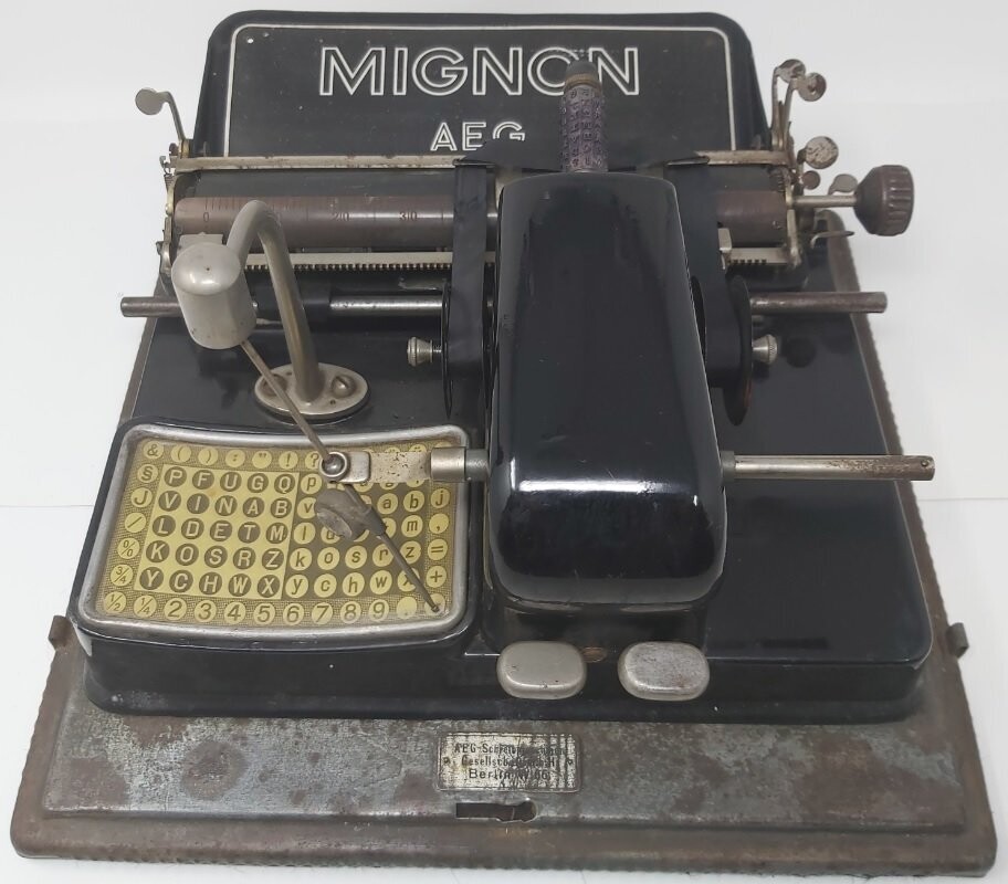 Antica macchina per scrivere Mignon tedesca prodotta dalla A.E.G.