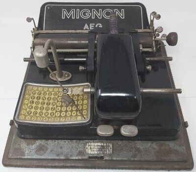 Antica macchina per scrivere Mignon tedesca prodotta dalla A.E.G.