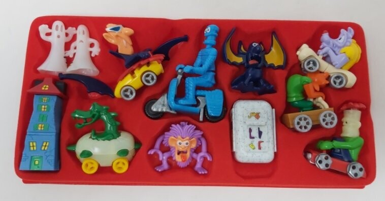Cofanetto Porta Kinder Serie Completa 11 Personaggi Sorprese Ferrero Monster Hotel 2  Anno 2005 (da Collezione)