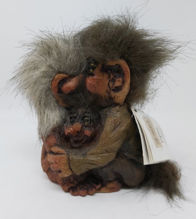 Troll Fosse Norway Famiglia Abbracciata Padre Madre e Figlio Statua Portafortuna Norvegese