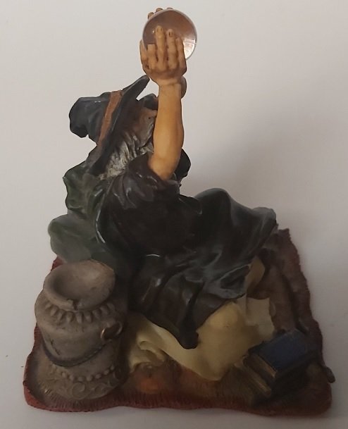 Statuina Mago Korrigan Magicien con Sfera di Cristallo Cartomanzia Cartomante