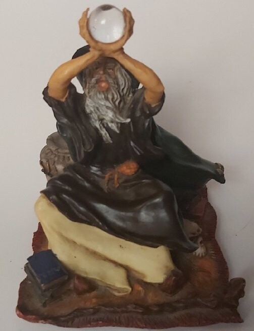 Statuina Mago Korrigan Magicien con Sfera di Cristallo Cartomanzia Cartomante