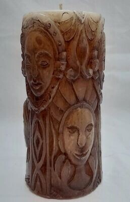 Candela Cera Artistica Scultura Lavorata a Mano Artigianale Cilindrica Volti Alumedi Tribal