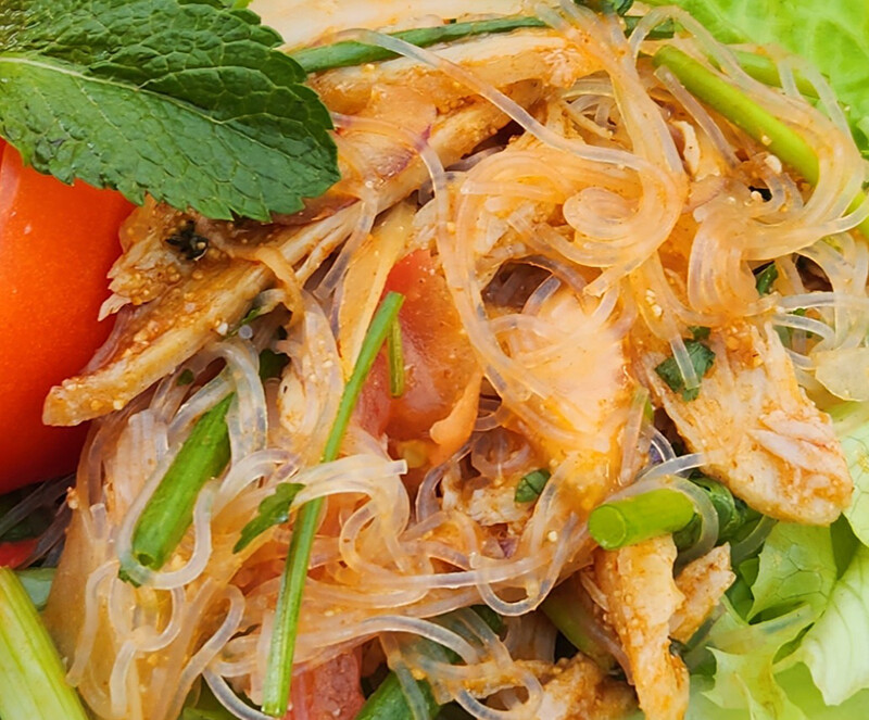 Salade de vermicelles, agrémentée de poulet émincé