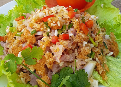 Salade de riz croustillant au jambon Thaï