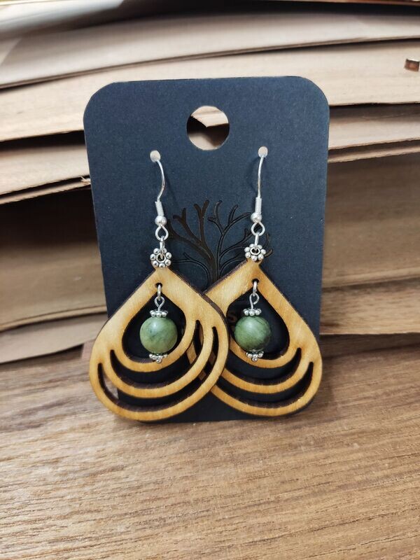 Hoop-Ohrringe aus Eschenholz mit Jade-Perle Hoop-Ohrringe aus Eschenholz mit Jade-Perle