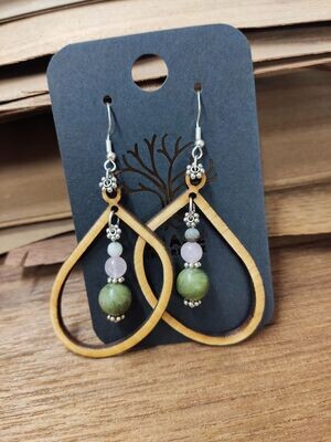 Hoop-Ohrringe aus Eschenholz mit Jade und Rosenquarz