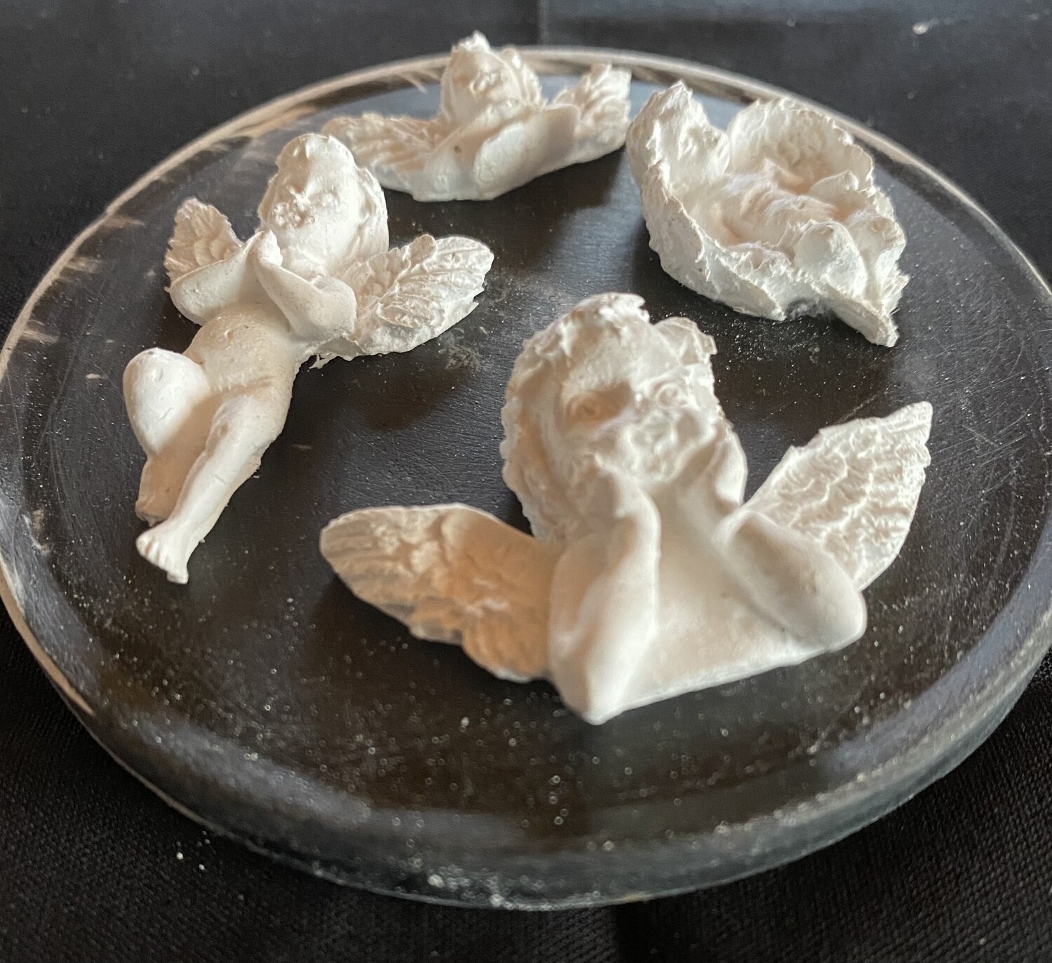 4 cherub resin plate/ornament
