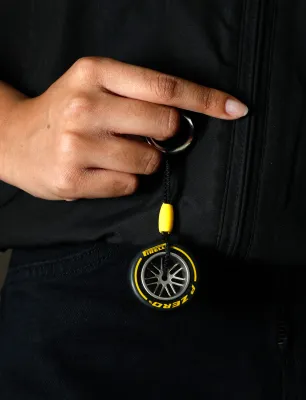 Pirelli Llavero Neumático Medio - Yellow