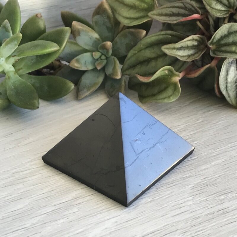Shungite Pyramid 4cm