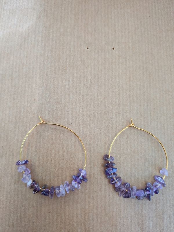 Boucle d'oreille créole avec pierre violettes