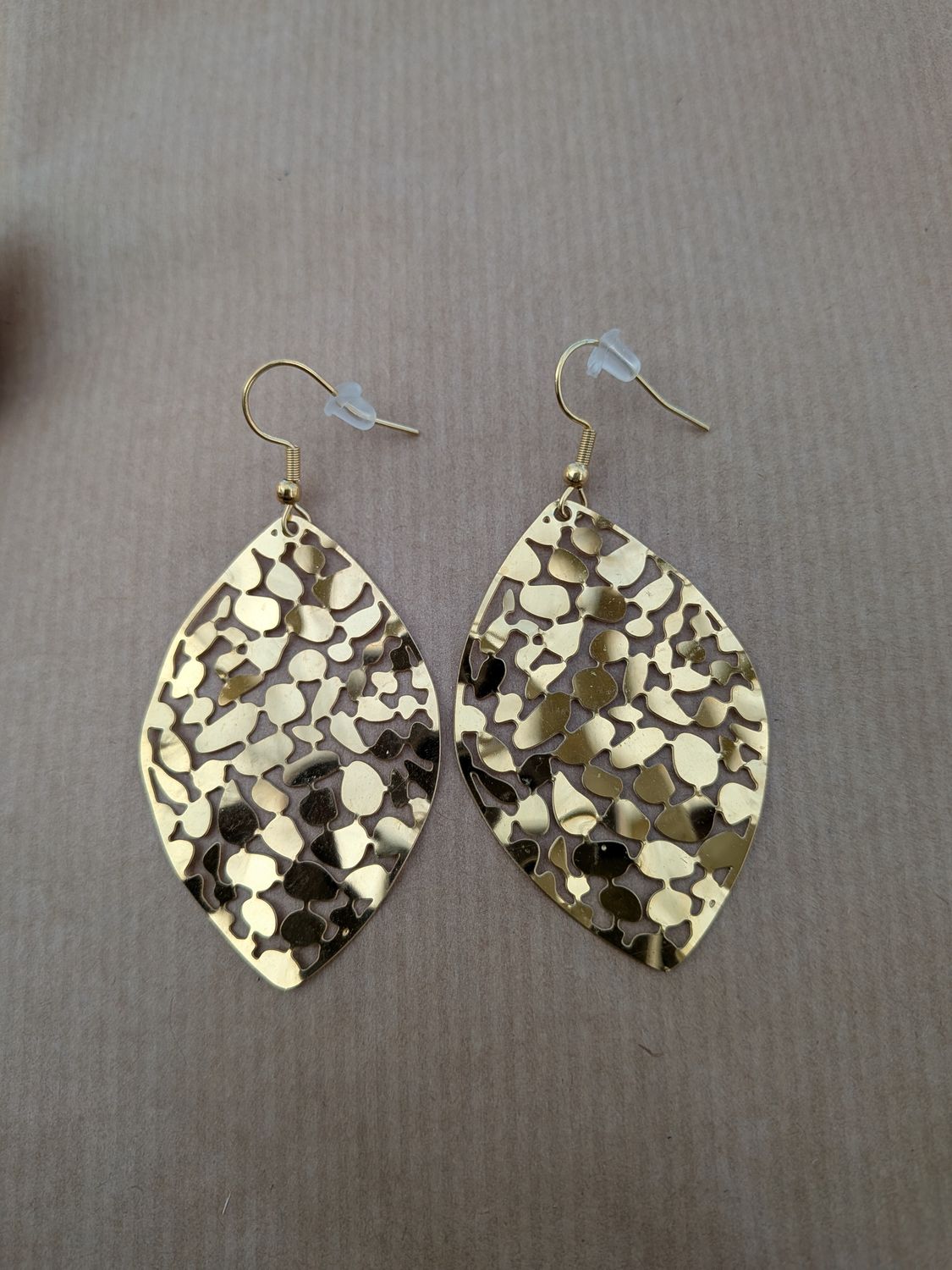 Boucle d'oreille "gouttes de dentelle dorée"