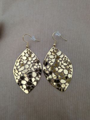 Boucle d'oreille "gouttes de dentelle dorée"