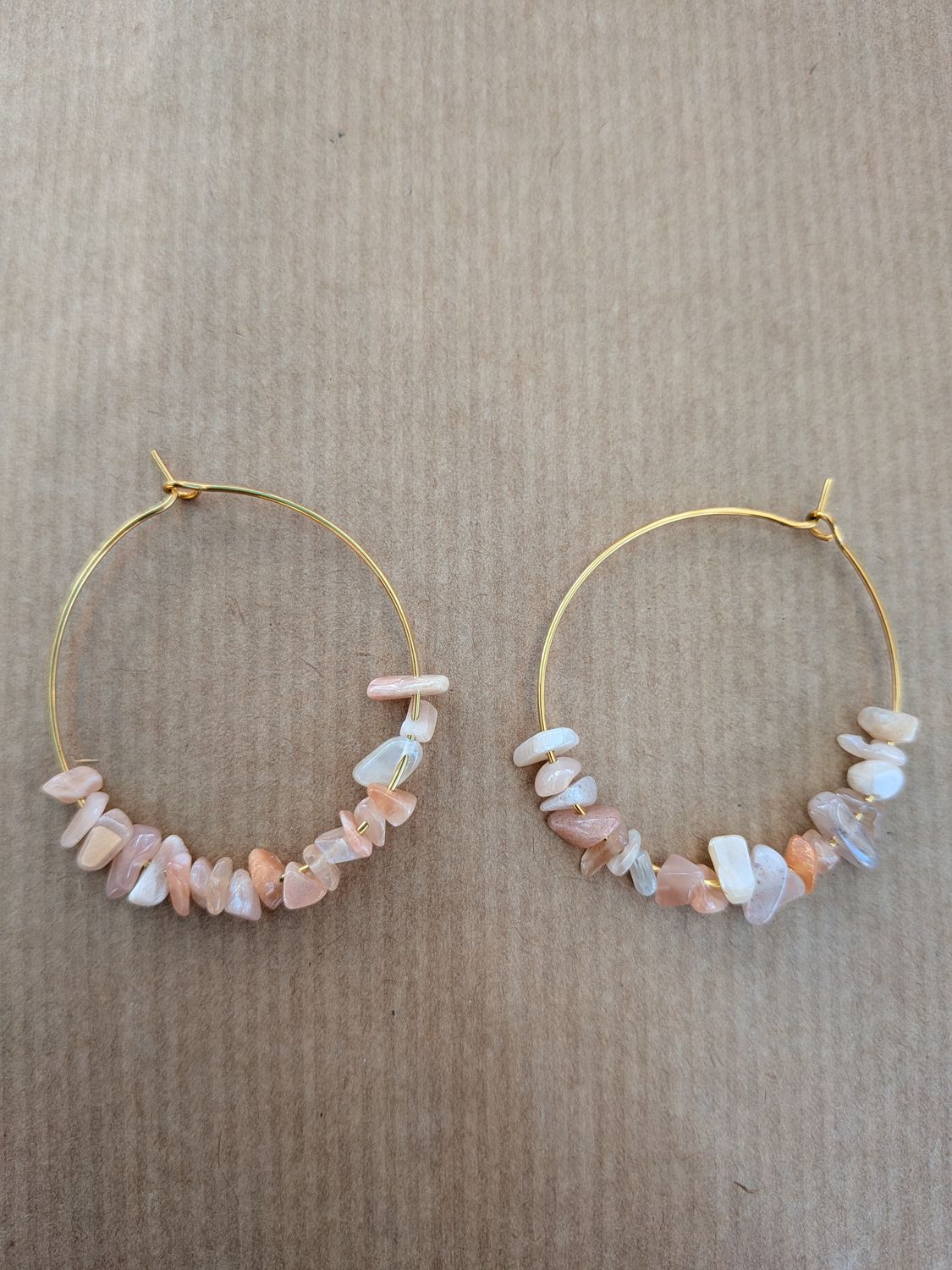 Boucle d'oreille créole avec pierre saumon