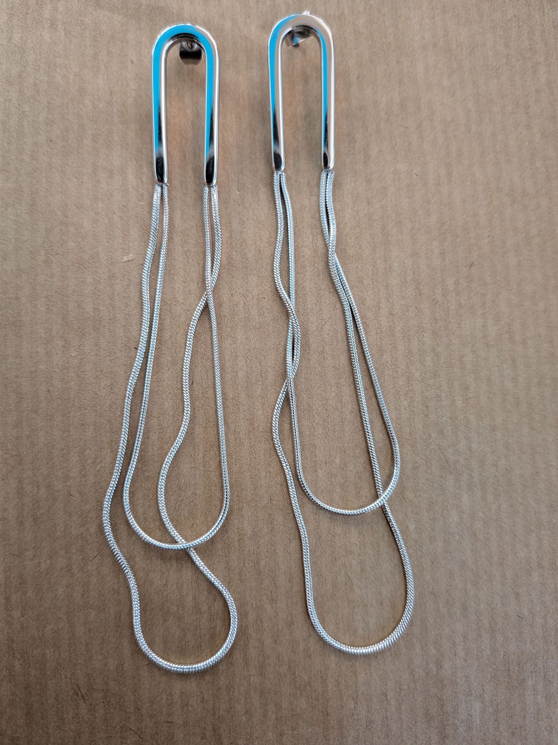 Boucle d'oreille "U inversé"