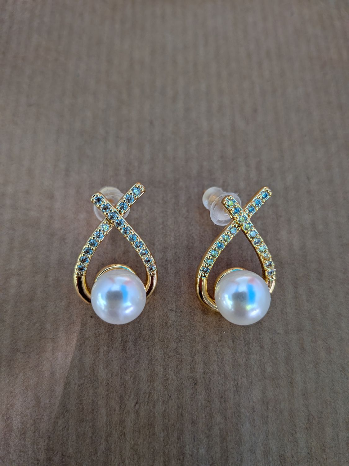 Boucle d'oreille Entrelacée Cristaux et Perle Nacrée – Finition Dorée