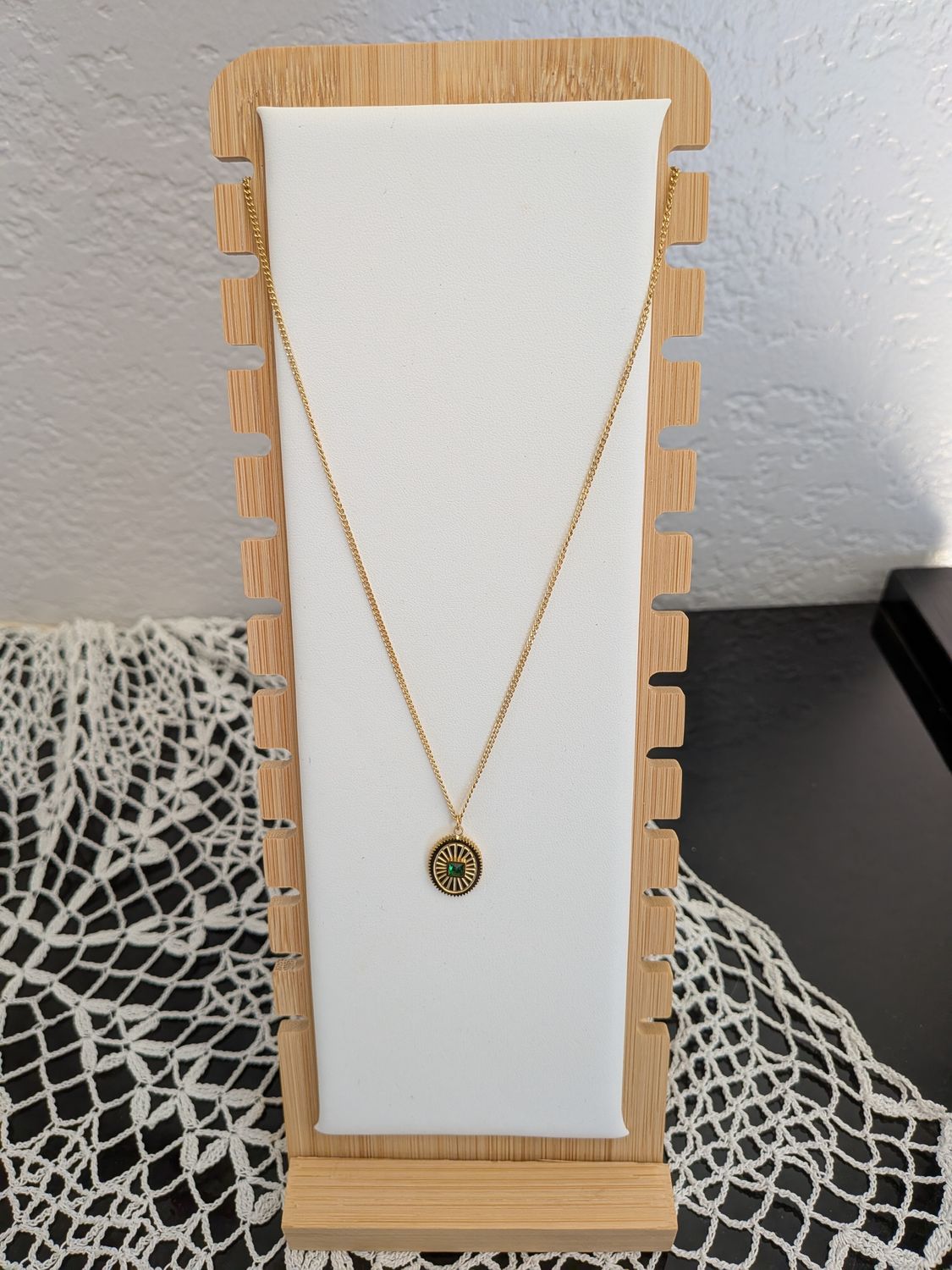 Collier médaillon solaire et pierre émeraude