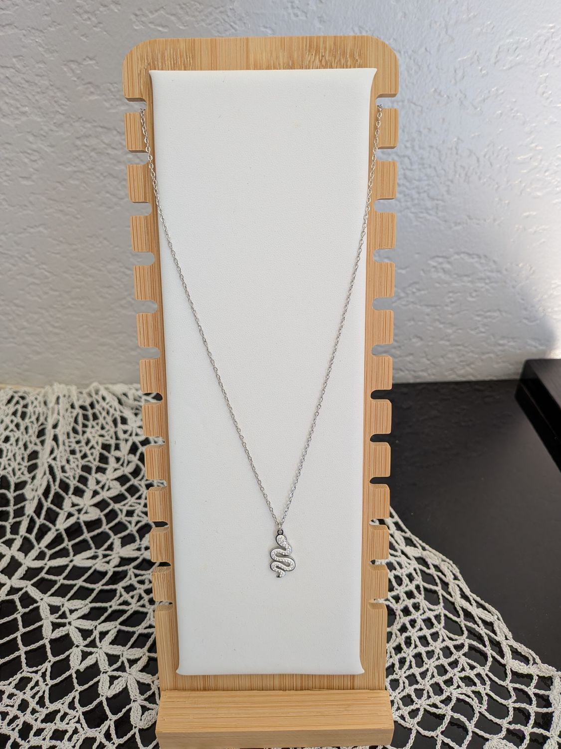 Collier Pendentif "Serpent Éclatant" Argenté & Émail Blanc