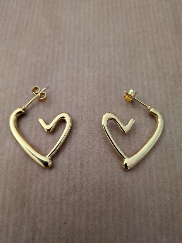 Boucle d'Oreille L'Amour Fluide – L'élégance des lignes Boucle d'Oreille L'Amour Fluide – L'élégance des lignes