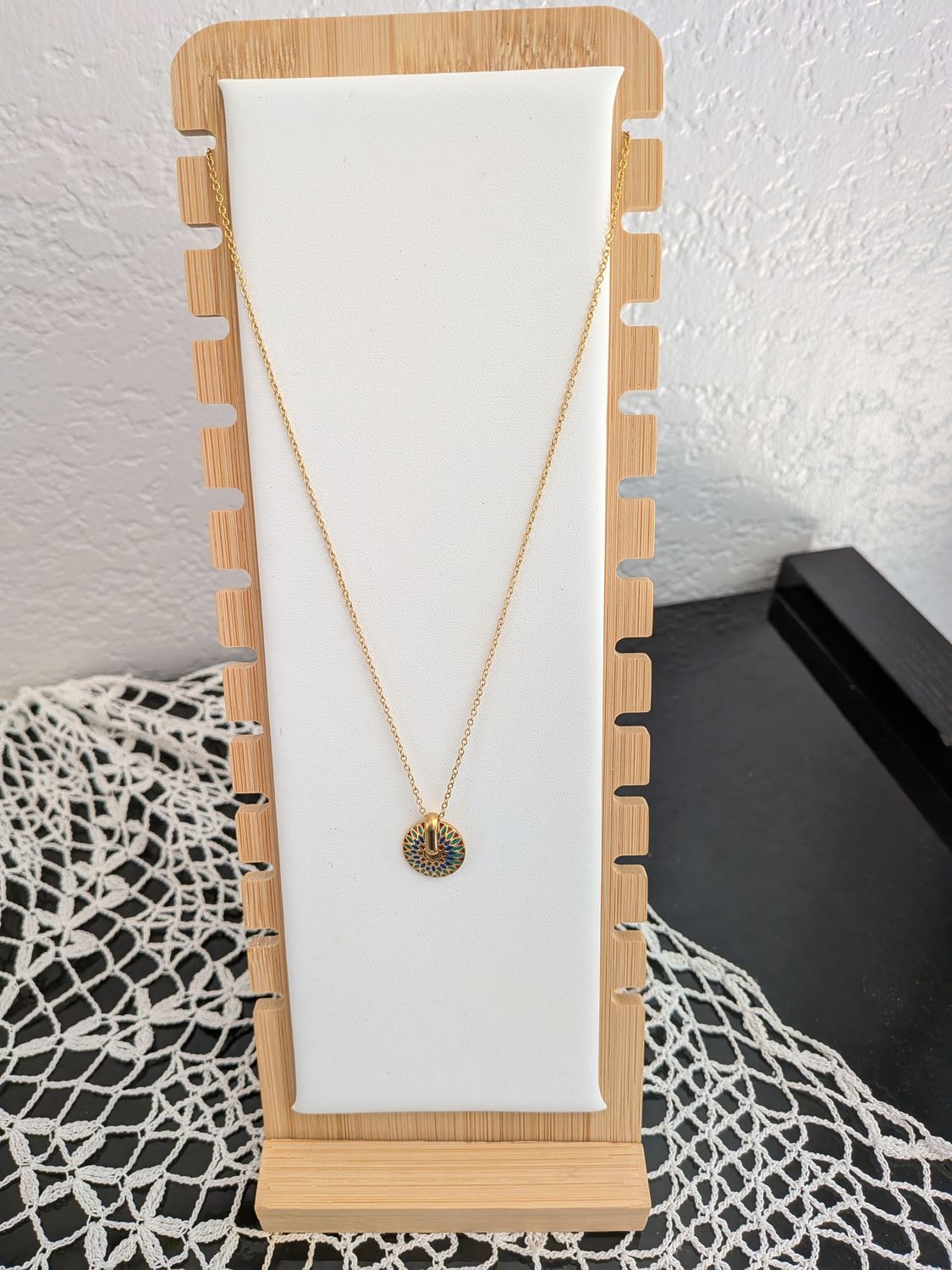 ​Collier Médaillon Ciselé – Éclat Doré et Nuances Océan
