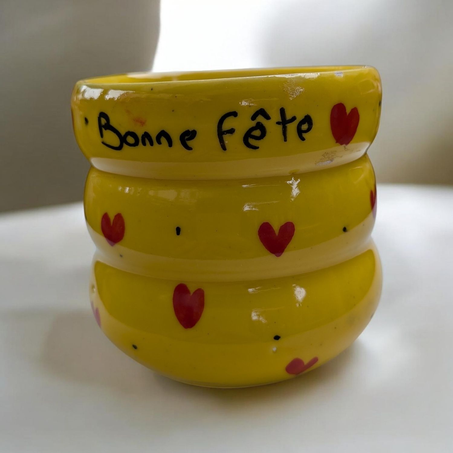 Tasse en céramique artisanale – Les Petits Cœurs rouges