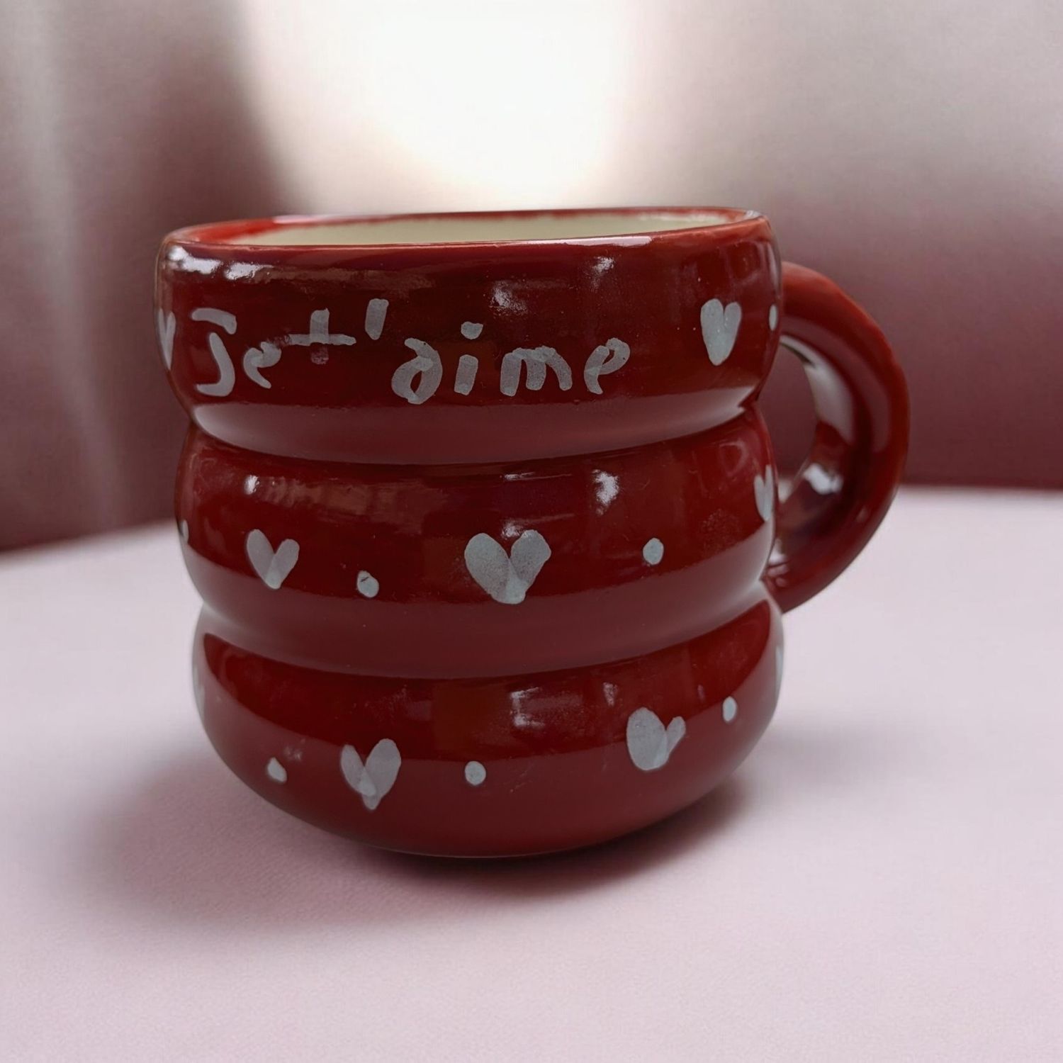 Tasse en céramique artisanale – Les Petits Cœurs Blancs