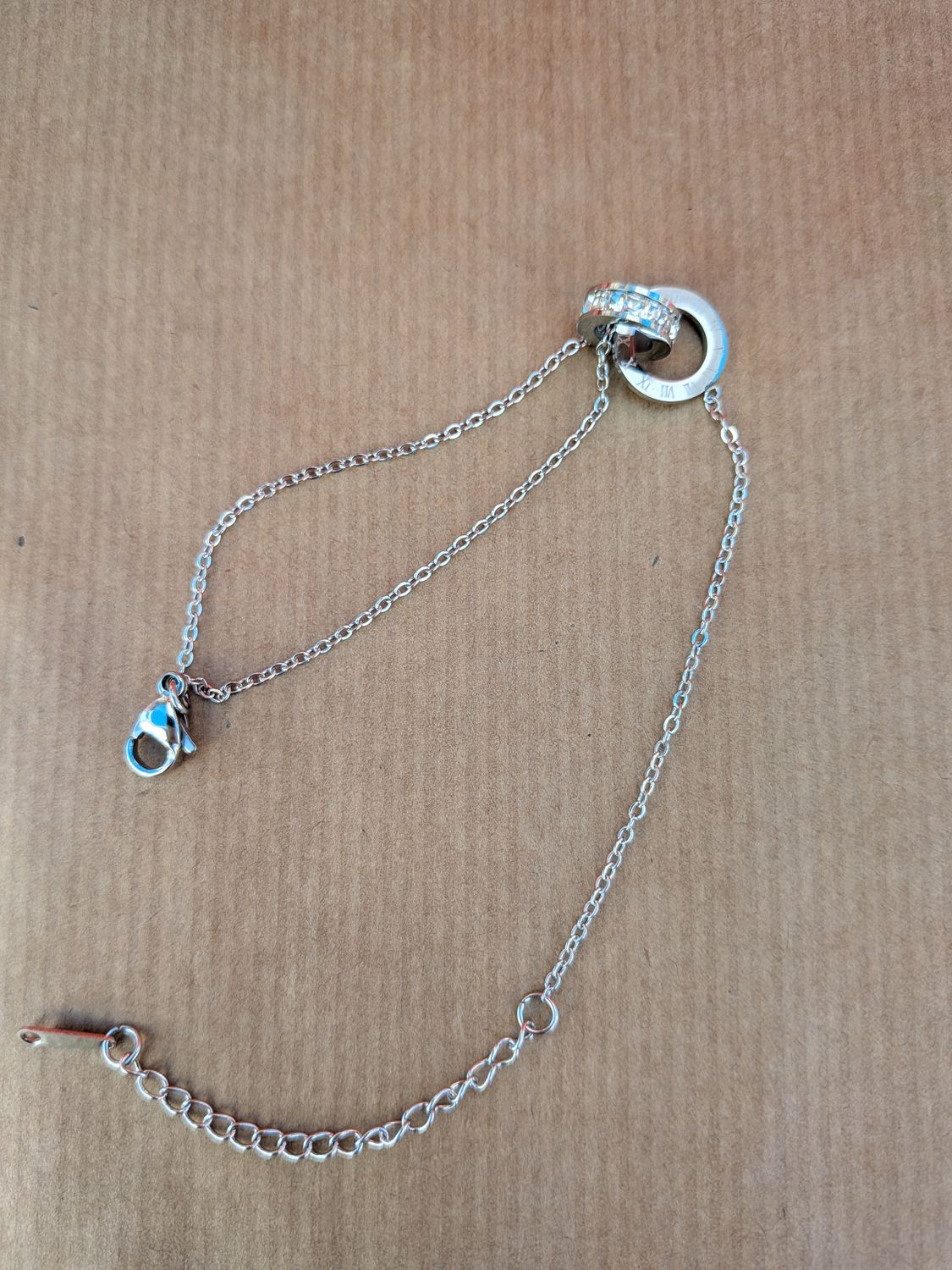 ​Bracelet Double Rangée – Anneaux Entrelacés & Chiffres Romains