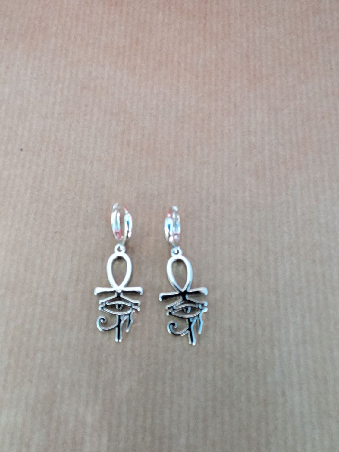 Boucle d'oreille créole Ankh et Œil de Horus – argent