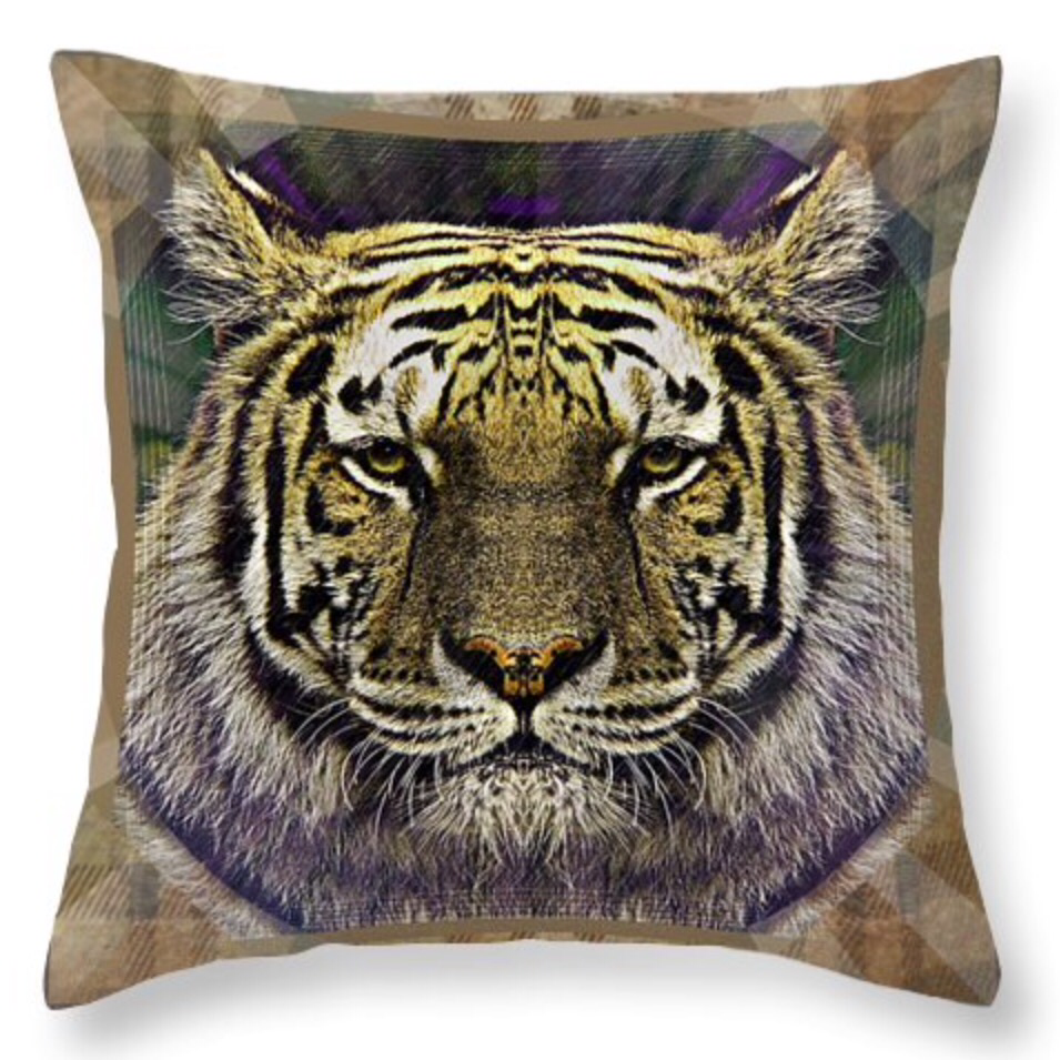 Cushion measuring 16x16 inches complete with zip and hollow fibre insert. Free Postage within uk 😀