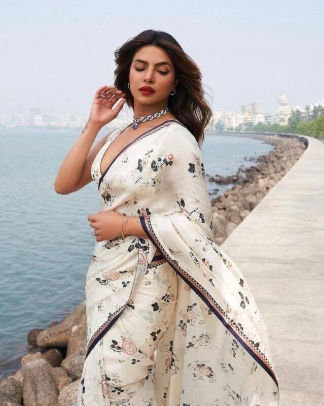 Bollywood Hit Priyanka&#39;s Saree