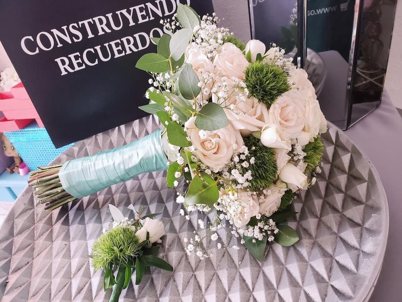 BOUQUET AND BOUTONNIERE COMBO
