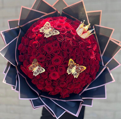 Bouquet of red roses with butterflies and crown