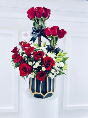 Beautiful and elegant arrangement of deluxe flowers