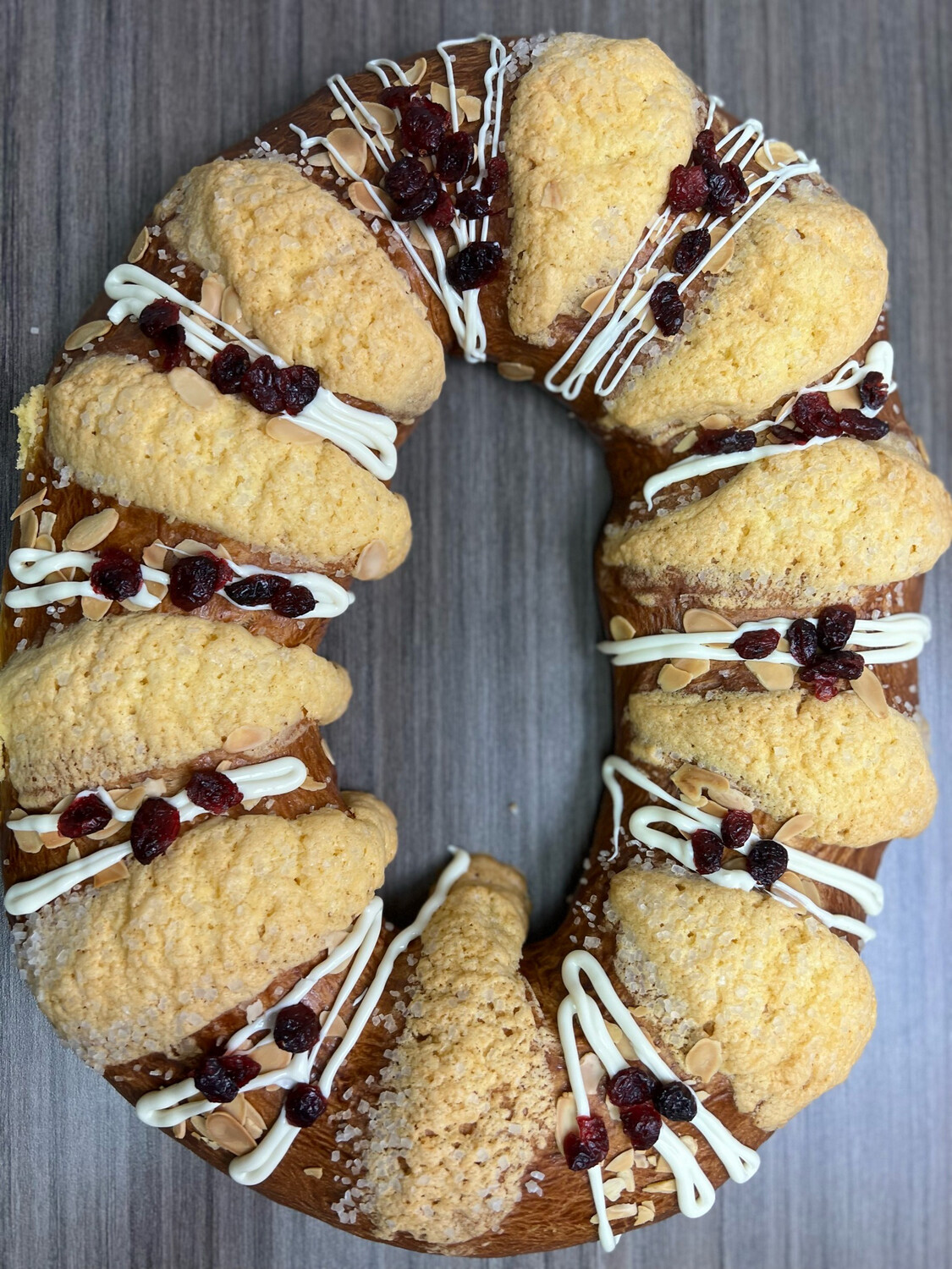Rosca De Reyes Rellena De Queso Crema Y Zarzamora