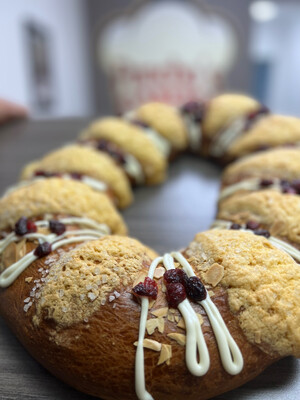 Rosca De Reyes Rellena De Queso Crema Y Zarzamora