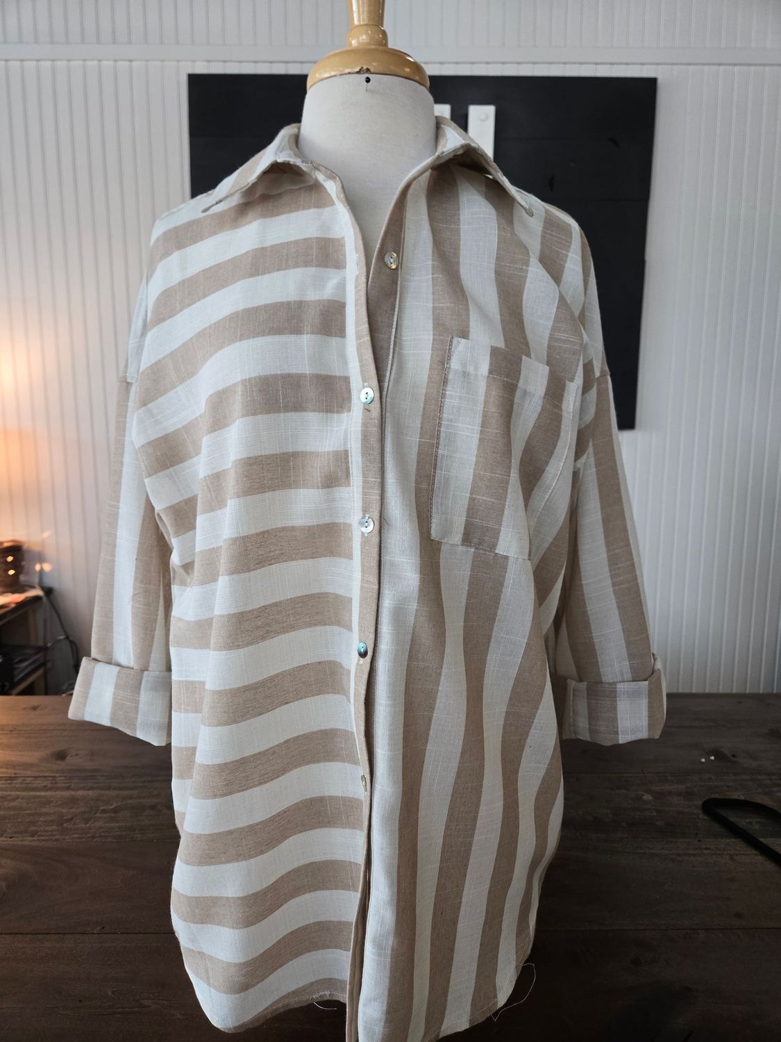 BUTTON DOWN LINEN TOP/TAUPE