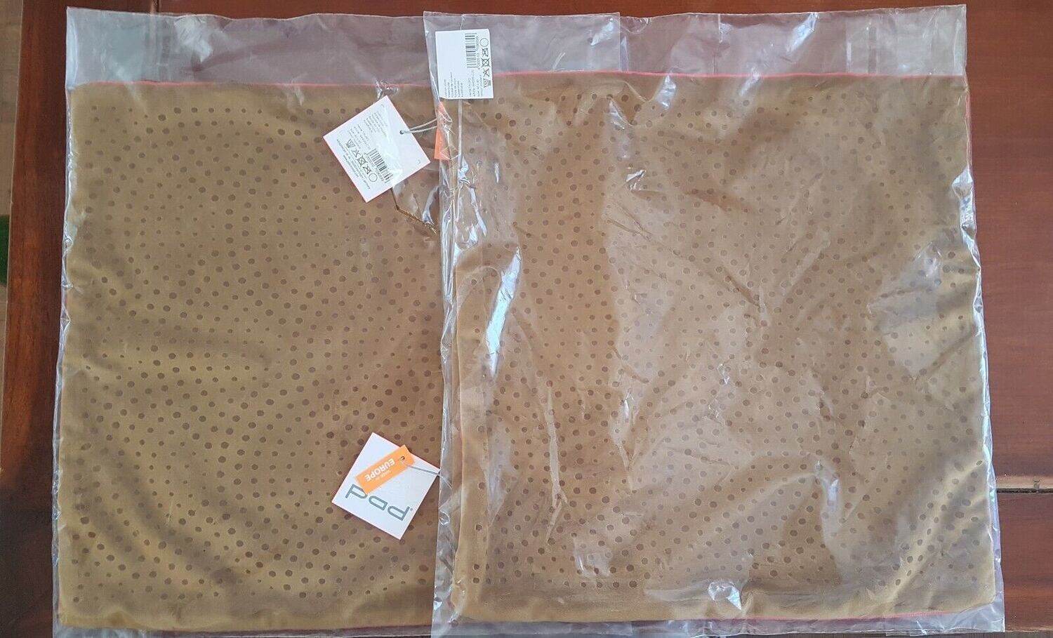 DEUX HOUSSES DE COUSSINS NEUFS "POD" couleur moutarde