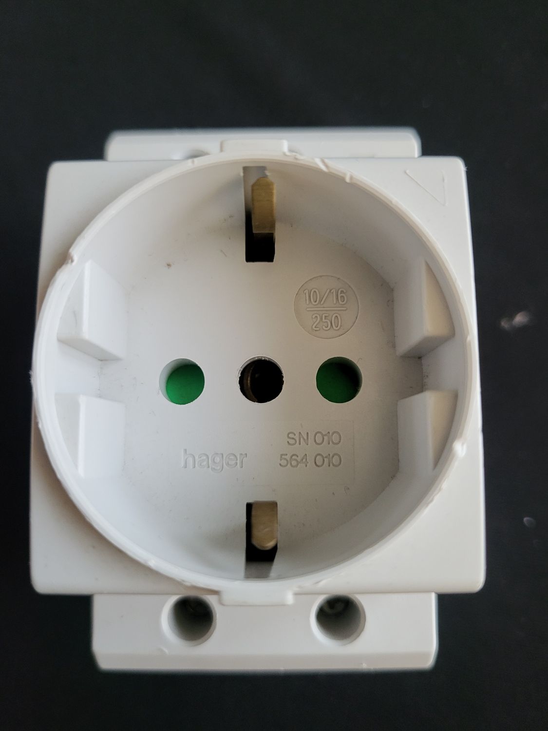 PRISE DE COURANT 2P+T MODULAIRE HAGER SN010